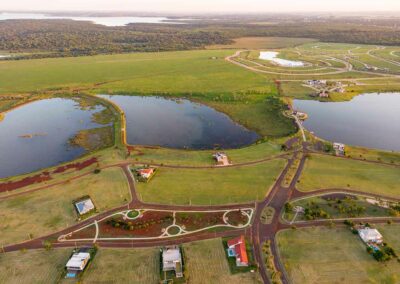 Vista aérea de desarrollo urbano con lagunas integradas y planificación vial, realizado por BMA Arquitectura
