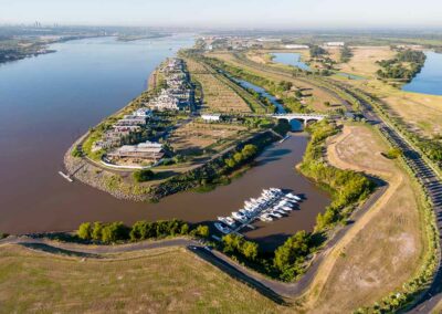 Desarrollo náutico con marina y acceso al río, ejemplo de obras realizadas por BMA Arquitectura
