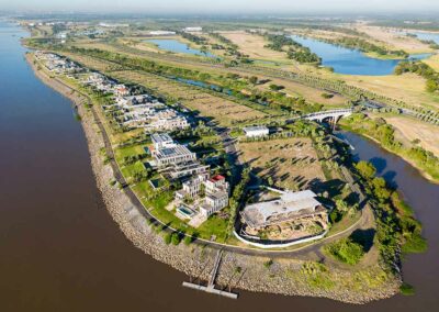 Proyecto urbanístico junto al río con infraestructura costera y planificación de espacios residenciales, obra de BMA Arquitectura