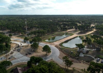 Vista aérea de urbanización con diseño paisajístico y lagunas, obra realizada por BMA Arquitectura