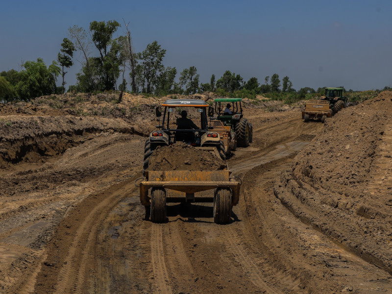 Maquinaria trabajando en la obra hidraúlica de Bahías del Paraná